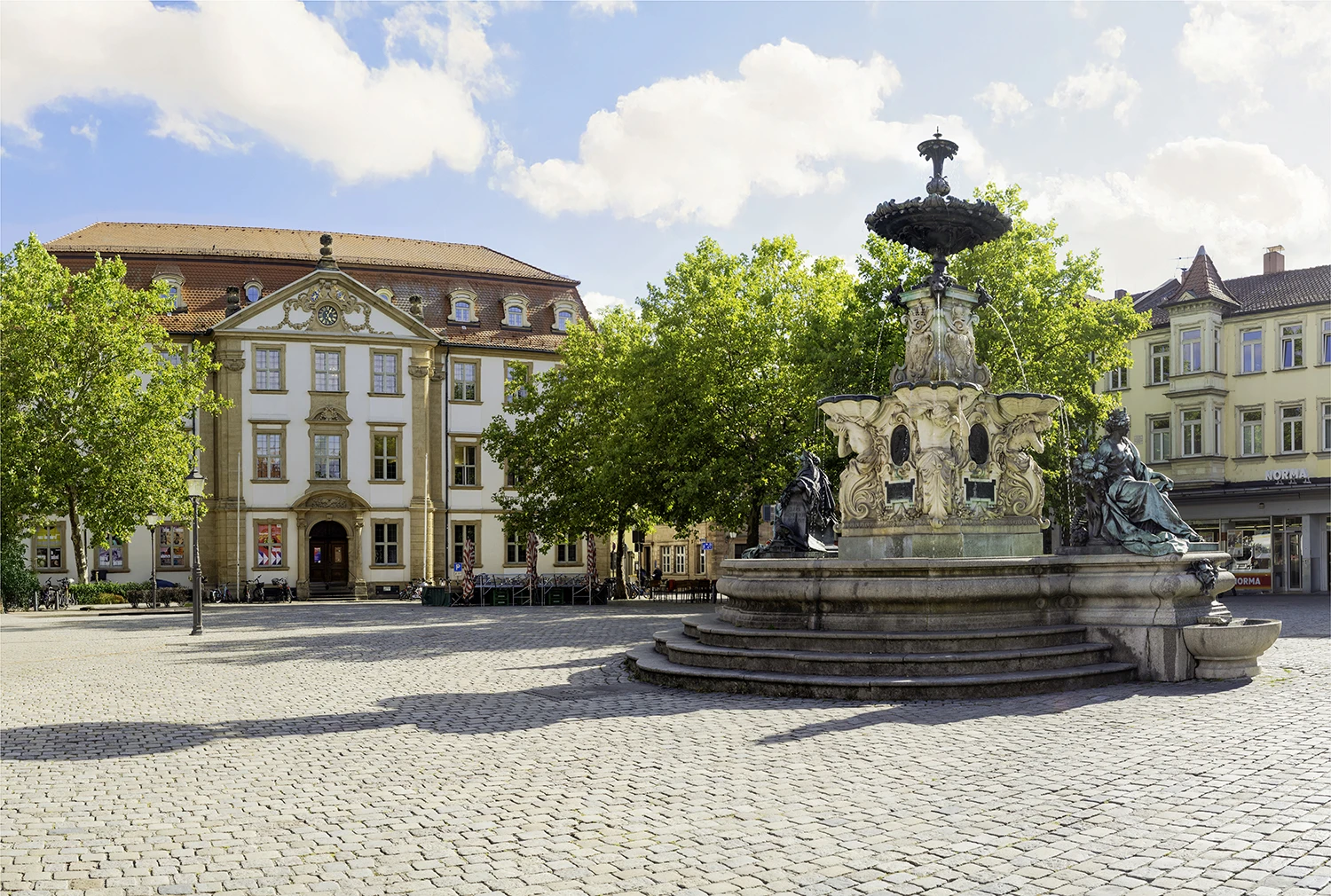 Juli/Palais Stutterheim, Paulibrunnen