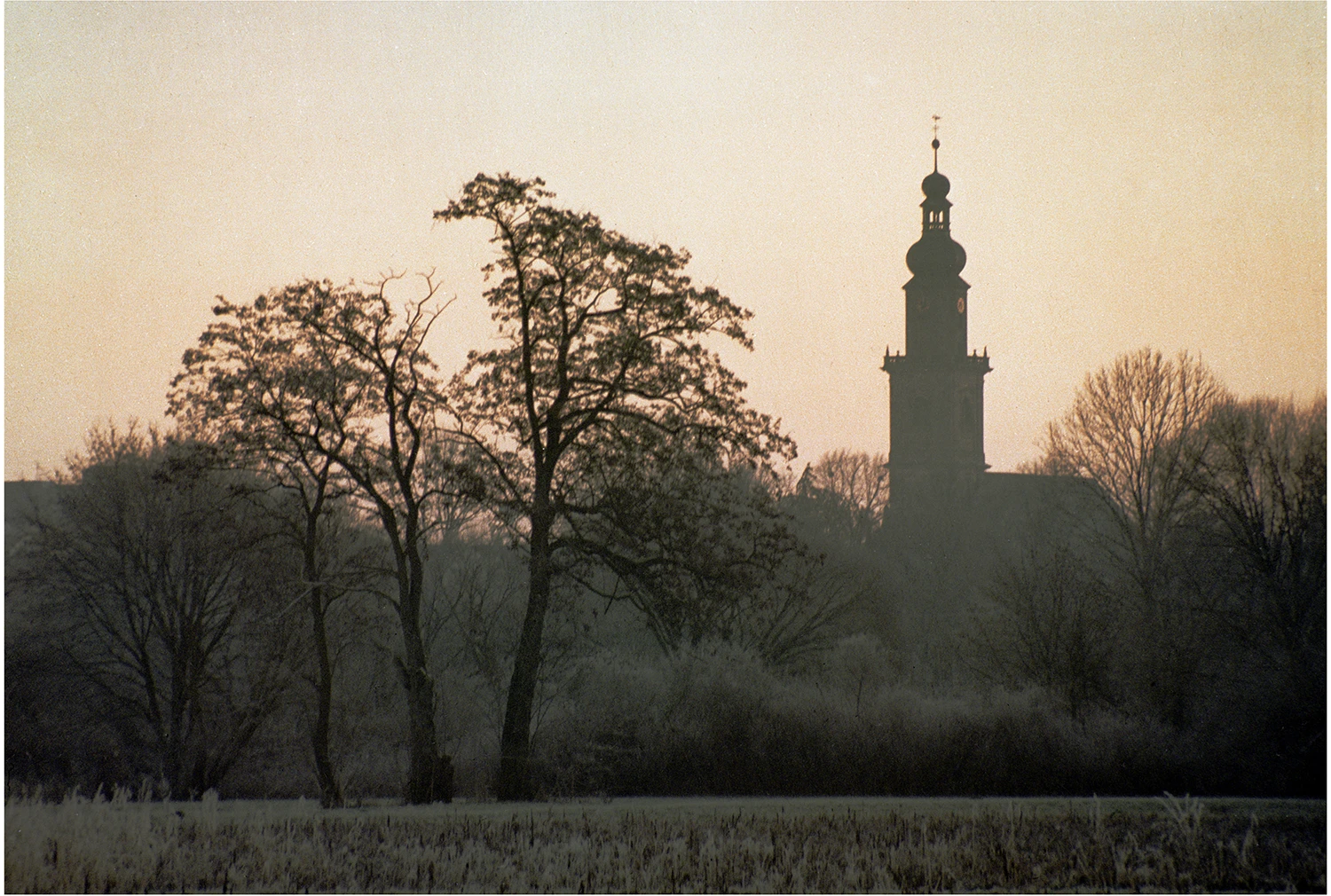 November/Wiesengrund, Hugenottenkriche