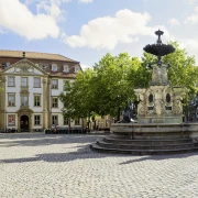 Juli/Palais Stutterheim, Paulibrunnen